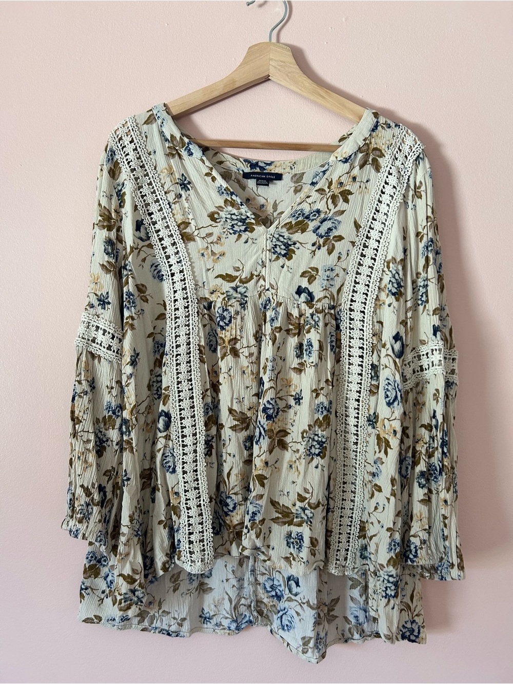American Eagle Boho Floral V-Neck Blouse Cream Blue Lace Trim Peasant Top M